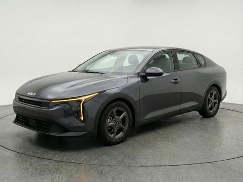 Used 2025 Kia K4 LXS FWD image 3