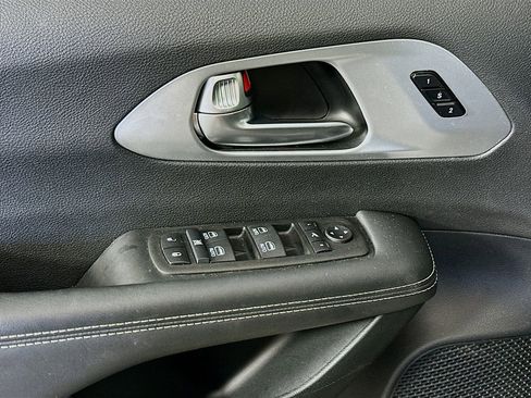 Certified 2025 Chrysler Pacifica Limited image 27