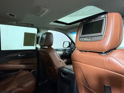 Used 2019 Cadillac Escalade Luxury AWD/4WD image 29