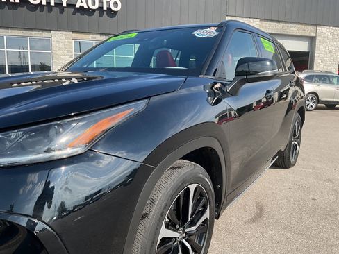 Used 2021 Toyota Highlander XSE AWD/4WD image 2