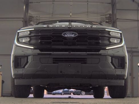 Used 2025 Ford Expedition Active AWD/4WD image 4