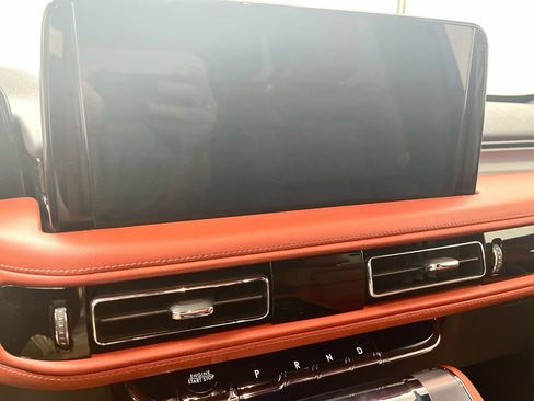 Used 2025 Lincoln Aviator Reserve w/ Equipment Group 201A AWD/4WD image 10