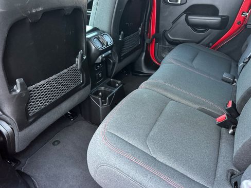 Used 2025 Jeep Wrangler Unlimited Rubicon AWD/4WD image 14
