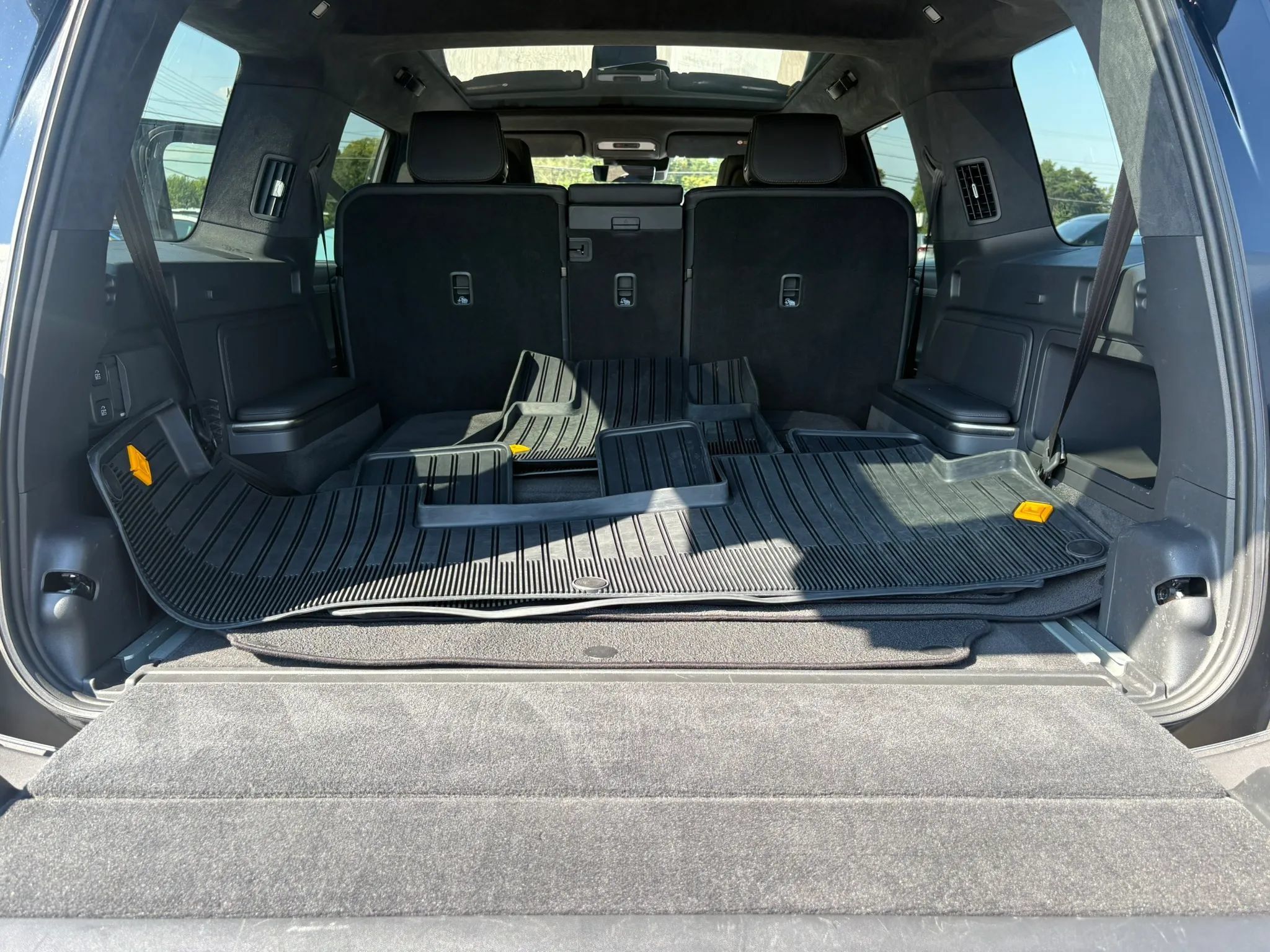 Used 2025 Rivian R1S Adventure Dual AWD/4WD image 34