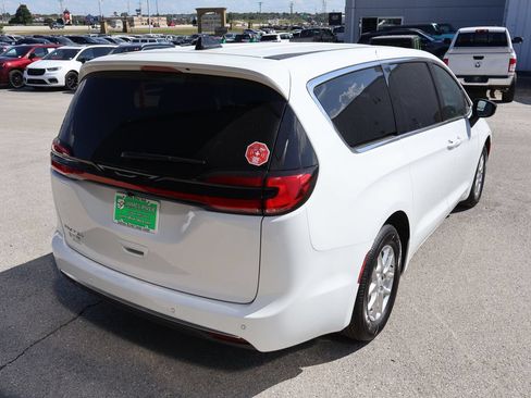 New 2027 Chrysler Pacifica Select FWD image 5