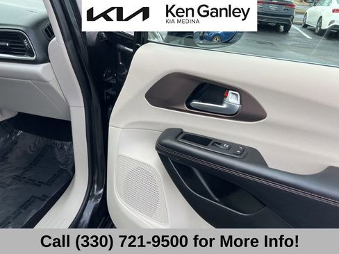 Used 2018 Chrysler Pacifica Touring-L w/ Premium Audio Group image 57