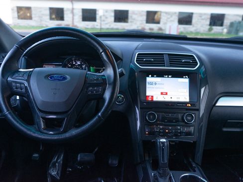 Used 2017 Ford Explorer XLT w/ Equipment Group 202A image 13