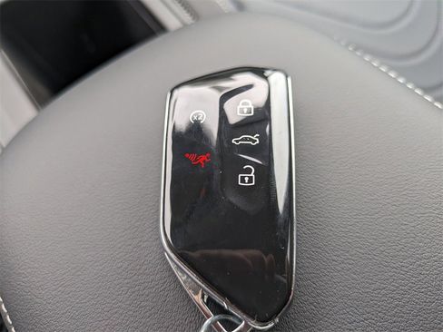 New 2025 Volkswagen Tiguan SE image 28