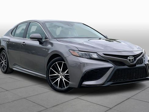 Used 2024 Toyota Camry SE image 3