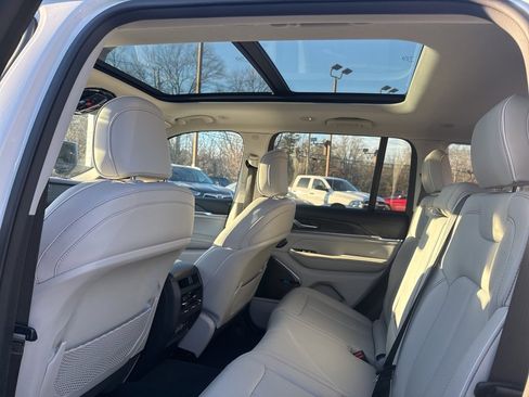 Used 2022 Jeep Grand Cherokee Overland image 11