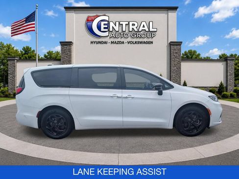 Used 2024 Chrysler Pacifica Limited FWD image 9