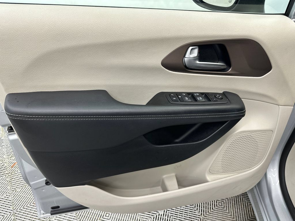 Used 2023 Chrysler Voyager LX FWD image 11