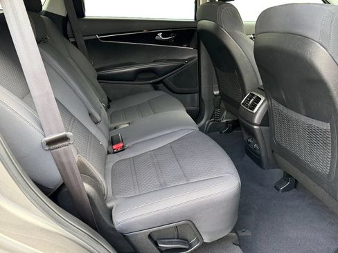 Used 2017 Kia Sorento FWD image 8