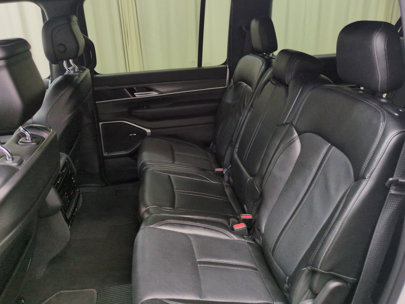 Used 2024 Jeep Wagoneer L Series II w/ Flexible Seating Group AWD/4WD image 24