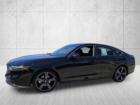 Used 2025 Honda Accord Sport image 3
