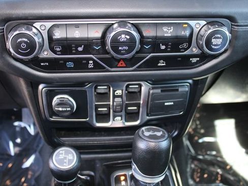 Used 2024 Jeep Wrangler Unlimited Sahara AWD/4WD image 24
