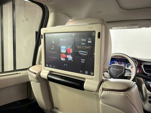 Used 2017 Chrysler Pacifica Limited FWD image 25