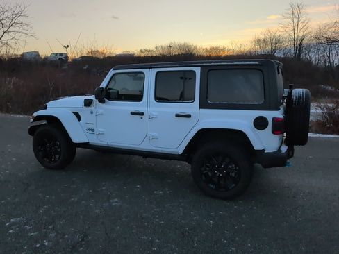 Used 2022 Jeep Wrangler Unlimited Sahara w/ Cold Weather Group image 4