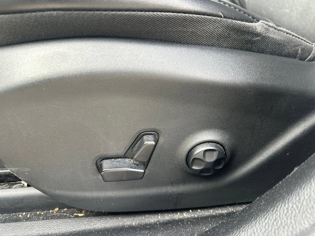Used 2019 Jeep Cherokee Latitude Plus AWD/4WD image 16