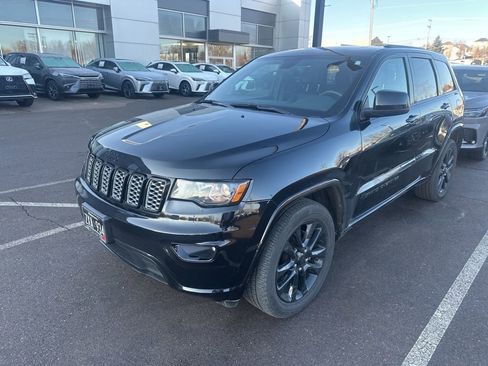 Used 2018 Jeep Grand Cherokee Altitude image 2