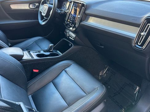 Used 2021 Volvo XC40 T5 Momentum w/ Premium Package image 20