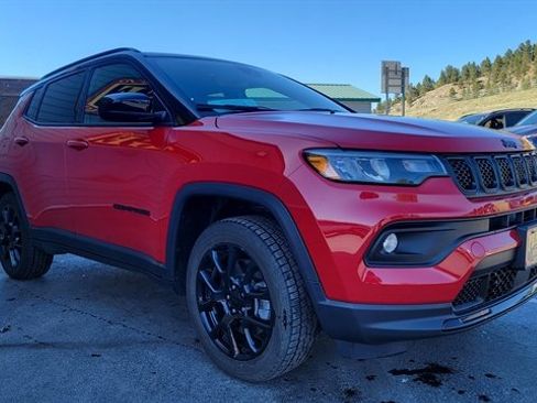 Used 2024 Jeep Compass Latitude w/ Convenience Group AWD/4WD image 4