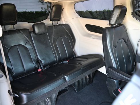 Used 2019 Chrysler Pacifica Touring-L FWD image 20