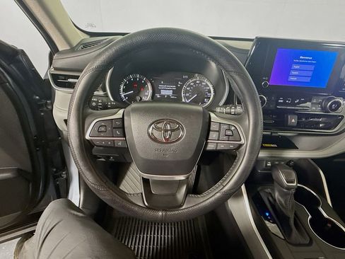 Used 2024 Toyota Highlander XLE image 11