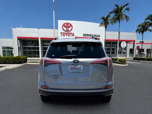 Used 2018 Toyota RAV4 LE FWD image 6