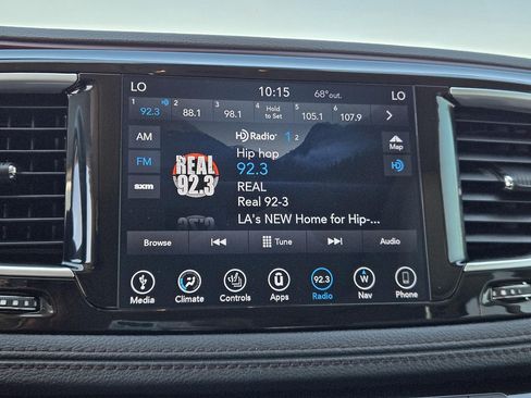 Used 2018 Chrysler Pacifica Limited w/ Tire & Wheel Group FWD image 11