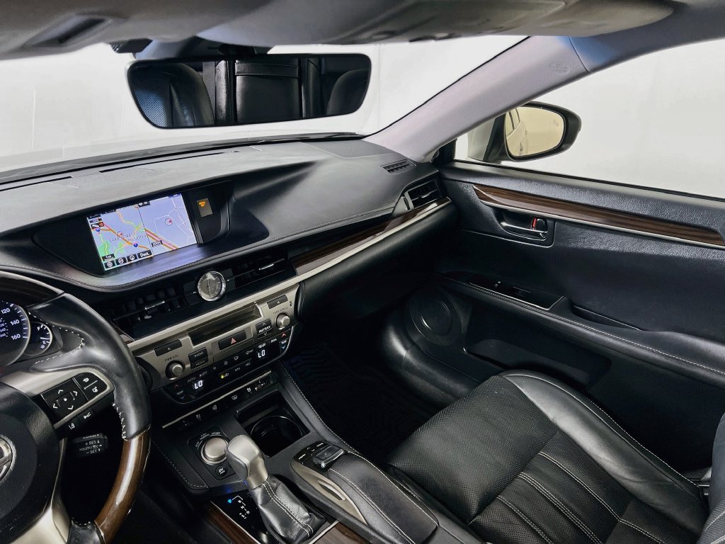 Used 2016 Lexus ES 300h w/ Luxury Package w/Wood Trim FWD image 24
