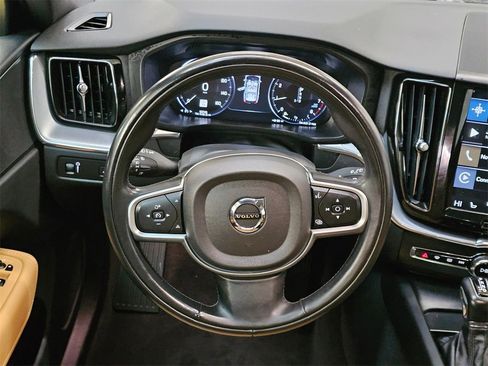 Used 2020 Volvo XC60 T5 Momentum w/ Protection Package Premier image 19