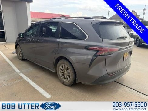 Used 2022 Toyota Sienna LE FWD image 3