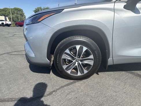 Used 2022 Toyota Highlander XLE AWD/4WD image 9