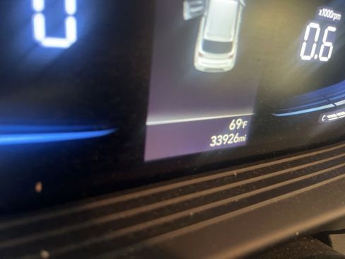 Used 2023 Hyundai Venue SE image 2