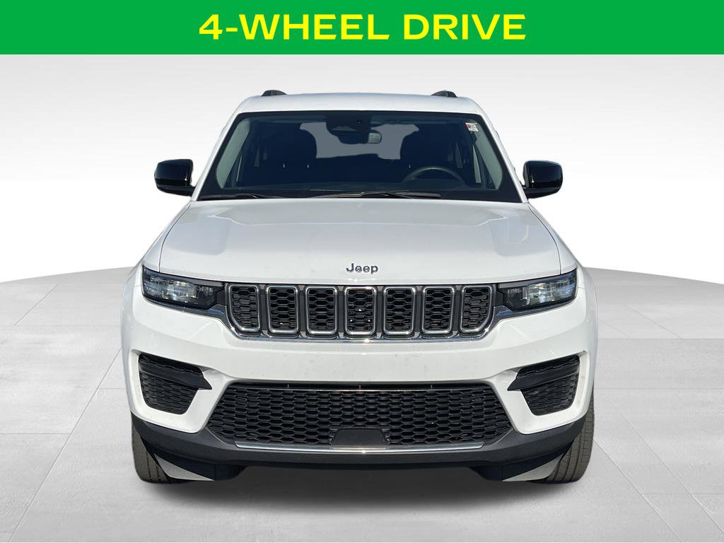Used 2023 Jeep Grand Cherokee Laredo AWD/4WD image 3