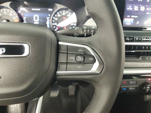 Used 2025 Jeep Compass Latitude AWD/4WD image 25
