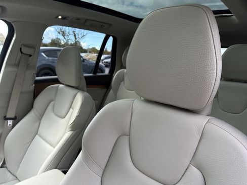 Used 2022 Volvo XC90 T6 Momentum w/ Advanced Package image 13