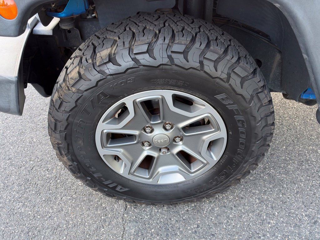 Used 2015 Jeep Wrangler Unlimited Rubicon w/ Connectivity Group AWD/4WD image 12