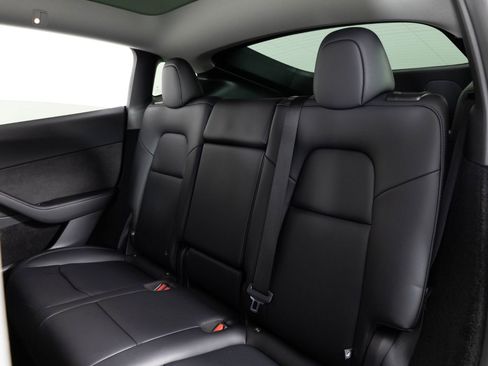 Used 2025 Tesla Model Y Long Range RWD image 17