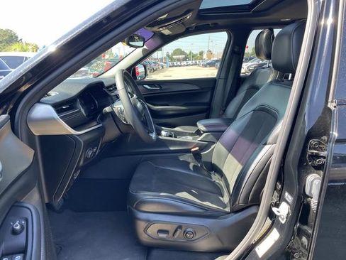 Used 2023 Jeep Grand Cherokee Altitude AWD/4WD image 11
