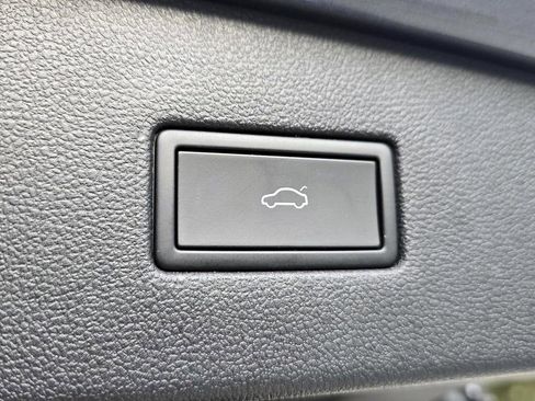 Certified 2023 Volkswagen Tiguan SE FWD image 31