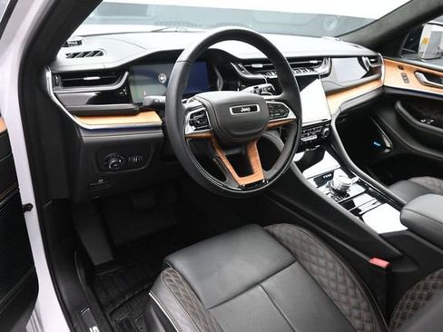Used 2023 Jeep Grand Cherokee L Summit AWD/4WD image 9