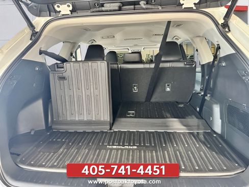 Used 2022 Toyota Highlander XLE AWD/4WD image 14