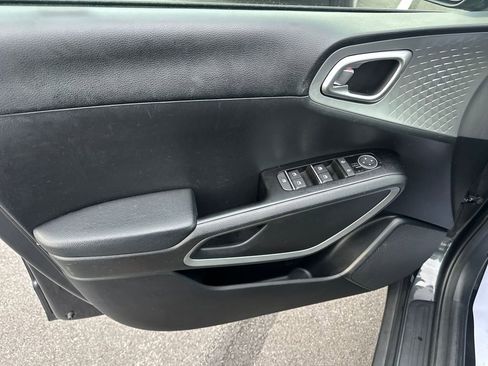 Used 2023 Kia Soul LX image 15