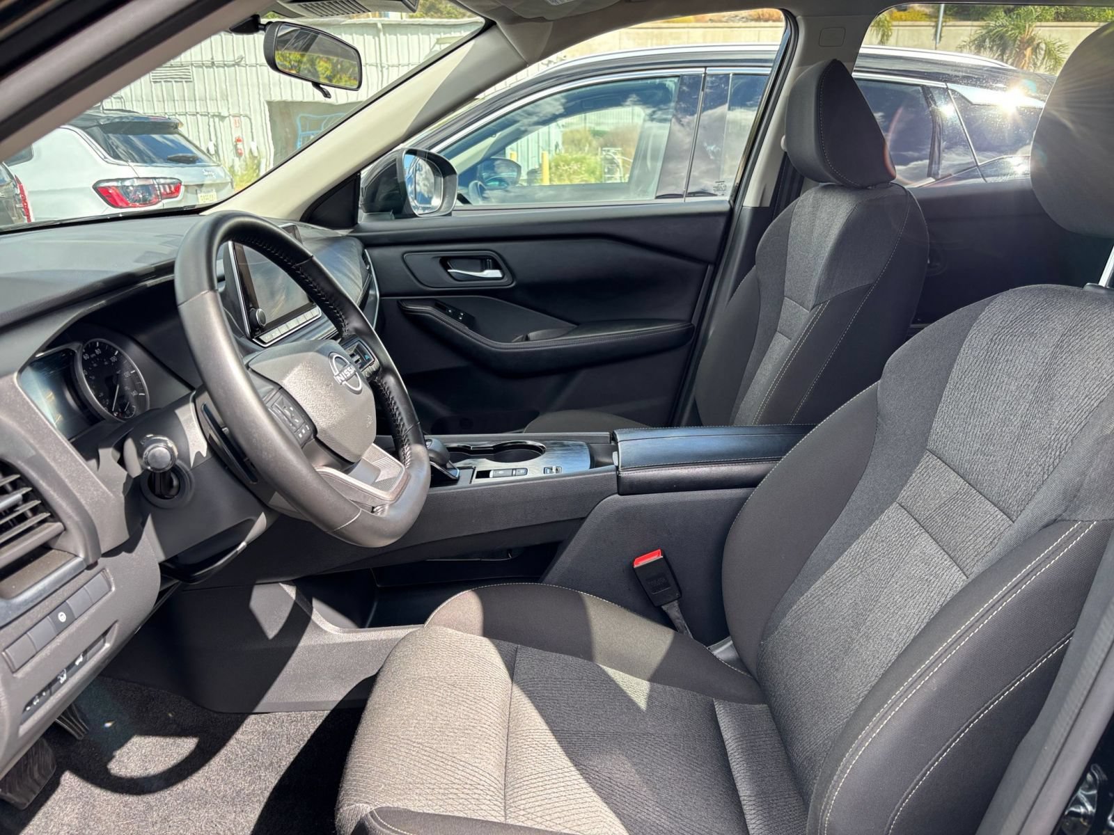 Used 2025 Nissan Rogue SV FWD image 28