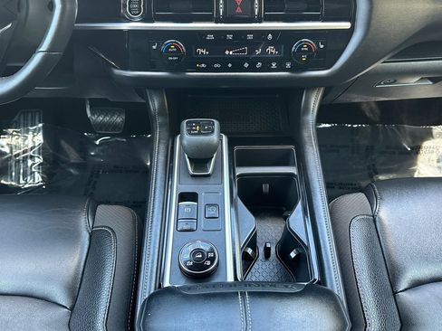 Used 2023 Nissan Pathfinder SL AWD/4WD image 11