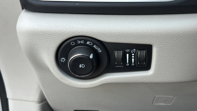 Used 2024 Chrysler Pacifica Touring-L FWD image 16