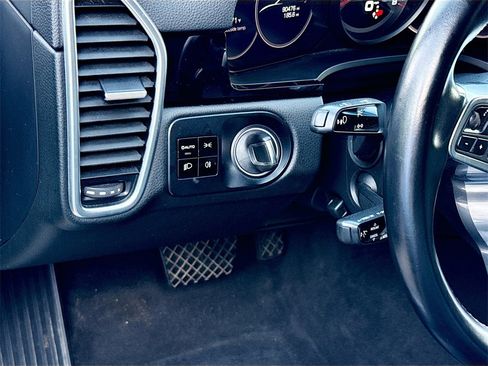 Used 2020 Porsche Cayenne image 11