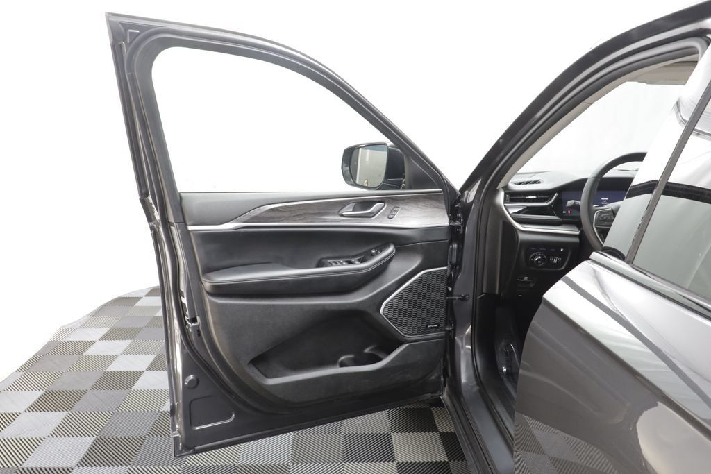 Used 2023 Jeep Grand Cherokee 4WD 4xe image 5